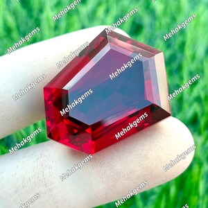 82.ct dieprode robijn losse edelsteen - unieke schildsnede - duivenbloedrood gefacetteerd korund voor custom sieradenontwerp - AAA+ kwaliteit rode robijn