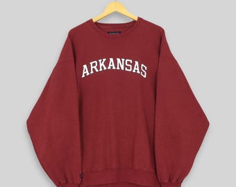 Sudadera vintage de los Arkansas Razorbacks de la NCAA, talla XL, años 2000, con el logotipo deletreado de los Arkansas Razorbacks, cuello redondo, color granate, talla XL.