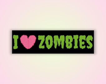 Op de afbeelding: Een zwarte rechthoek met de tekst "I ❤️ ZOMBIES" in groen en roze. Het hart heeft de vorm van een roze hersen. De achtergrond is een verloop van roze en wit.