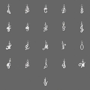 Op de afbeelding: Een set van 26 zilveren bedels, elk met een andere letter van het alfabet in een cursief schrift.
