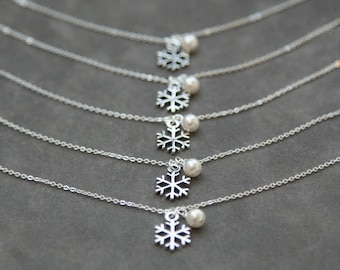 Winter Wedding Snowflake Bracelets, Bridesmaids Gift Set of 5, Pearl Charm Bracelet, Snowflake Bridesmaid Jewelry