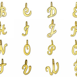 Pu&ograve; includere: Un set di 26 ciondoli con lettere dell'alfabeto placcati in oro. Ogni lettera &egrave; in uno stile di scrittura corsivo.