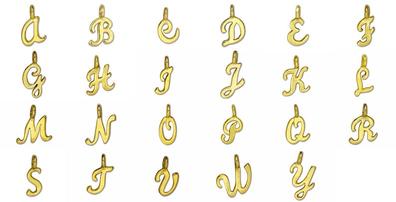 Pu&ograve; includere: Un set di 26 ciondoli con lettere dell'alfabeto placcati in oro. Ogni lettera &egrave; in uno stile di scrittura corsivo.