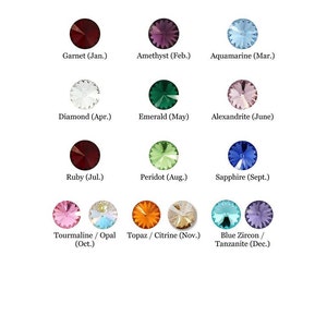 Op de afbeelding: Een tabel met geboortesteen voor elke maand van het jaar. De tabel toont een klein, duidelijk beeld van elke geboortesteen. De geboortesteen zijn: Granaat, Amethist, Aquamarijn, Diamant, Smaragd, Alexandriet, Robijn, Peridoot, Saffier, Toermalijn/Opaal, Topaas/Citrien en Blauwe Zirkoon/Tanzaniet.