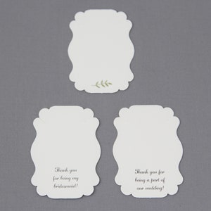 Pu&ograve; includere: Tre carte bianche, vuote, decorative, con bordi a festoni con il testo "Grazie per essere la mia damigella d'onore!" e "Grazie per aver fatto parte del nostro matrimonio!" stampato su due delle carte.