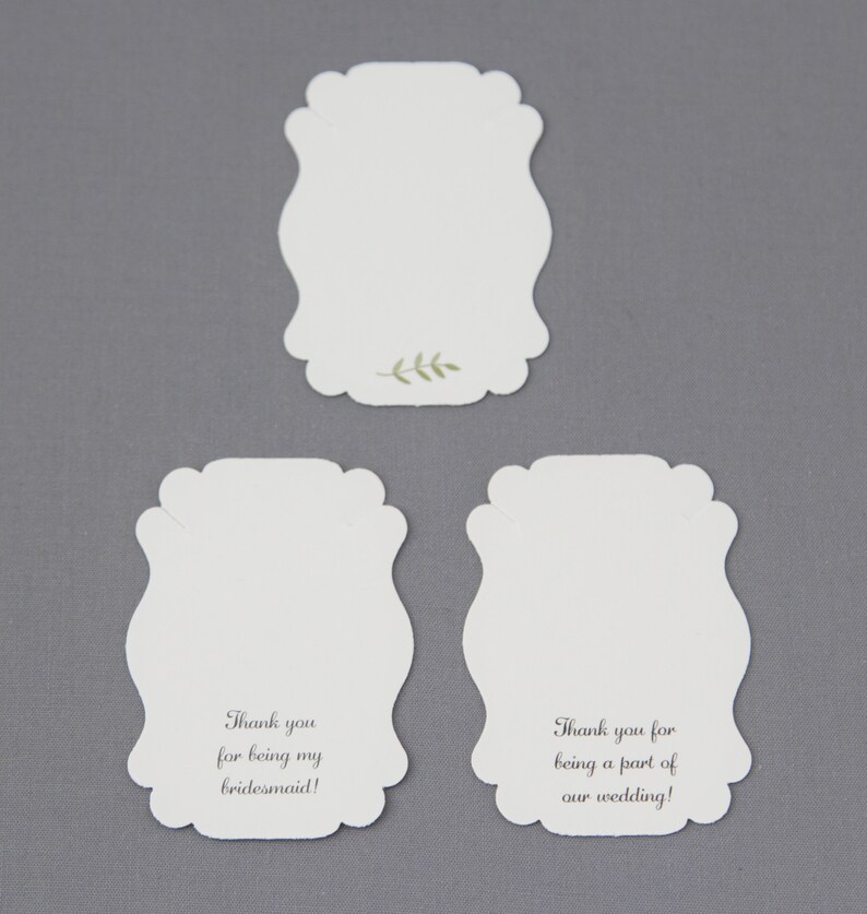Pu&ograve; includere: Tre carte bianche, vuote, decorative, con bordi a festoni con il testo "Grazie per essere la mia damigella d'onore!" e "Grazie per aver fatto parte del nostro matrimonio!" stampato su due delle carte.