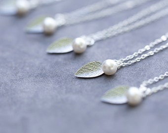 Ensemble cadeau de demoiselle d'honneur de 5, pearl and Leaf Bridesmaids Necklaces, Nature, Leaves Bridal Party Jewelry