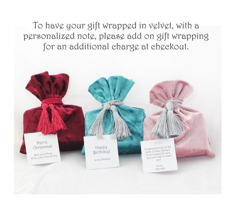 Pu&ograve; includere: Tre sacchetti regalo in velluto con frange di diversi colori ed etichette regalo personalizzate. Le etichette hanno messaggi per un compleanno, Natale e un neonato. Il testo sulle etichette recita: "Buon Natale", "Buon compleanno!" e "Congratulazioni per la nascita della piccola Haslysl. Sono cos&igrave; felice per te, e non vedo l'ora di incontrarla! Con affetto, Georgia."