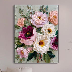 Può includere: Dipinto floreale incorniciato con un bouquet di fiori strutturati nei toni del rosa, bianco e bordeaux. L'opera d'arte presenta una tecnica spessa, a impasto, con pennellate visibili. Foglie verdi e uno sfondo verde chiaro completano la composizione.