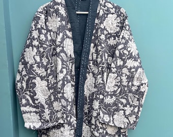 Handgemaakt gewatteerd kantha-jack met bloemen: katoenen gewaad, Indiaas ontwerp