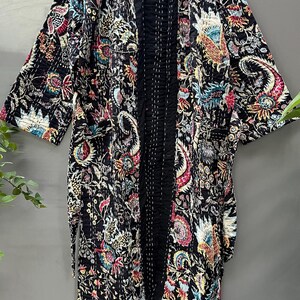 Handgefertigter mehrfarbiger Kantha Patchwork langer Kimono-Mantel mit traditionellen floralen und geometrischen Mustern.