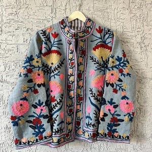 Giacca ricamata in cotone Suzani fatta a mano, cappotto trapuntato Kantha in TNT