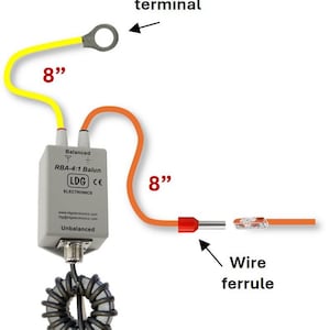 Puede incluir: Unidad Balun RBA-4:1 de LDG Electronics en color gris con una bobina toroidal negra en la parte inferior. Incluye un cable amarillo de 8 pulgadas con terminal de anillo de 3/8 de pulgada y un cable naranja de 8 pulgadas con f&eacute;rula.