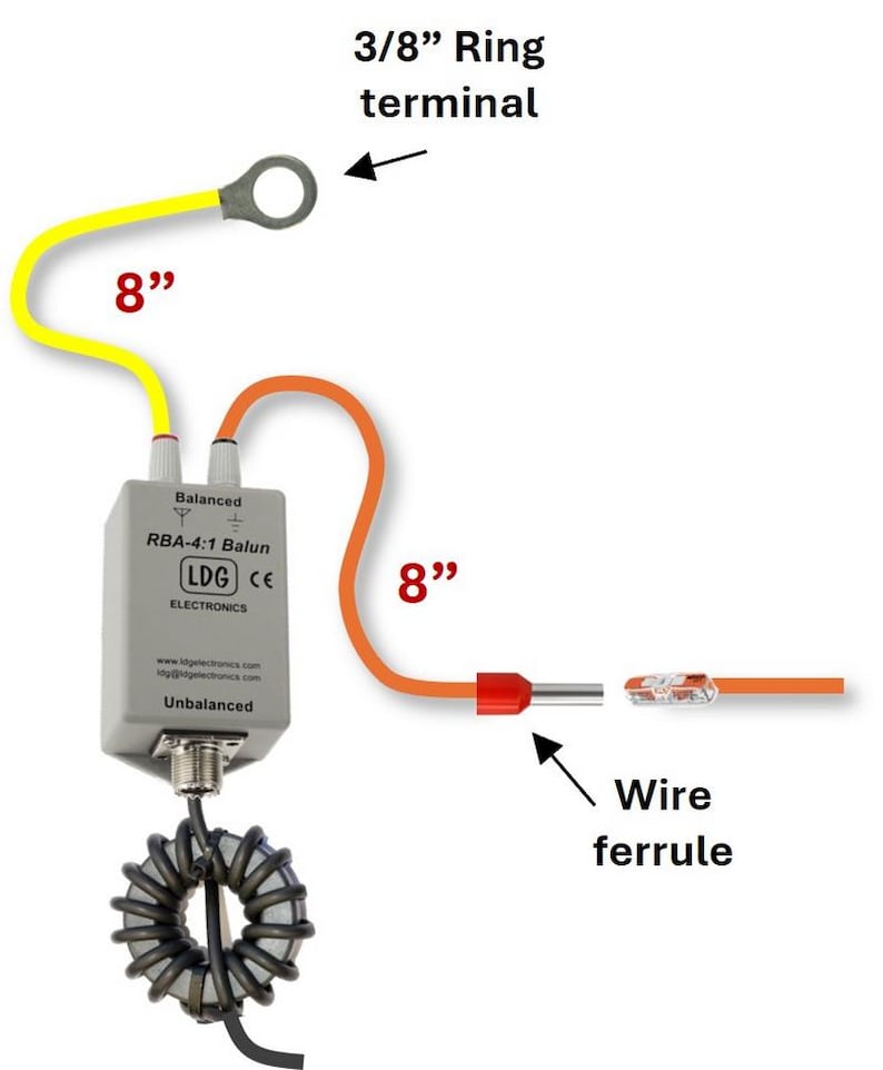 Puede incluir: Unidad Balun RBA-4:1 de LDG Electronics en color gris con una bobina toroidal negra en la parte inferior. Incluye un cable amarillo de 8 pulgadas con terminal de anillo de 3/8 de pulgada y un cable naranja de 8 pulgadas con f&eacute;rula.