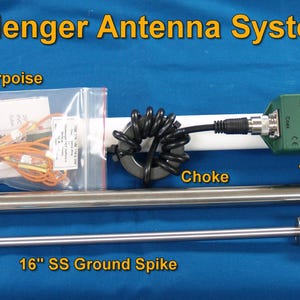 Puede incluir: Componentes del sistema de antena Challenger sobre fondo azul. Incluye un látigo telescópico de acero inoxidable de 7,62 metros, una pica de tierra de acero inoxidable de 40,64 cm y un Unun 4:1. También un choke, acoplador y contrapeso.