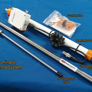 Puede incluir: Un sistema de antena Dominator con un Dominator CORE blanco y naranja, una punta de tierra SS de 40,6 cm y una antena Chameleon 25' Whip. Incluye un contrapeso y una caja blanca con el texto "Dominator Antenna System".