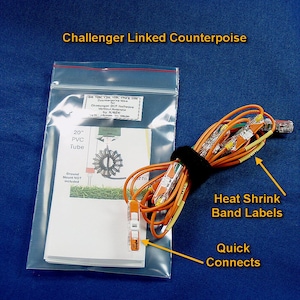 Puede incluir: Una bolsa de plástico transparente que contiene un haz de cables naranjas y amarillos con conectores rápidos y etiquetas de banda termorretráctil. El texto "Challenger Linked Counterpoise" está en la parte superior. También se incluye un tubo de PVC de 50,8 cm.
