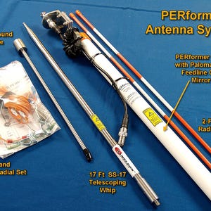 Peut inclure: Composants du système d'antenne PERformer, comprenant un piquet de terre de 16 pouces, un fouet télescopique de 5,18 mètres et un ensemble radial lié à 6 bandes. Le système comprend également un mât avec des poteaux de support.