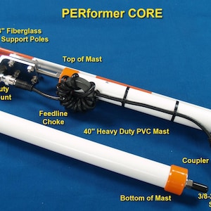 Peut inclure: Un système d'antenne Performer CORE blanc et orange. Comprend un mât en PVC robuste de 101,6 cm, 2 poteaux de support radiaux en fibre de verre de 48 pouces, un support miroir robuste et une self de ligne d'alimentation. Le bas du mât a un goujon mâle 3/8-24.
