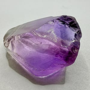 Außergewöhnlicher übergroßer roher Amethyst, raues Sammlerstück, Museumsqualität, Rohsteingewicht in 106 Karat