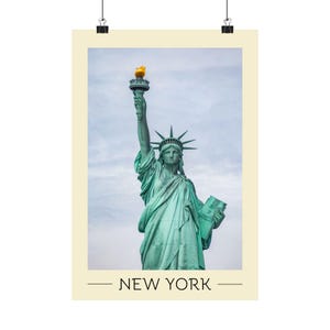 Statua della Libertà, New York, punto di riferimento iconico, poster ritratto opaco chic / Disponibile in una gamma di dimensioni