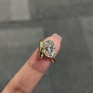 Pierścionek z owalnym diamentem solitaire o masie 3 karatów | Certyfikat IGI E VVS2 | Pierścionek zaręczynowy z 14-karatowego żółtego złota