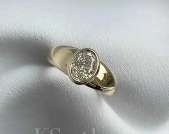 Anillo de compromiso con diamantes de laboratorio de 1 quilate con bisel ovalado. Opciones de oro de 10, 14 y 18 quilates.