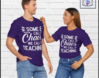 Algunos lo llaman caos otros lo llaman enseñanza camiseta de manga corta unisex Jersey