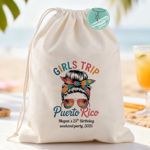 Puede incluir: Una bolsa con cordón con las palabras "Girls Trip" y "Puerto Rico" impresas. El diseño presenta a una mujer con gafas de sol y un pañuelo colorido. El texto "Megan's 25th Birthday weekend party, 2026" también está impreso en la bolsa.
