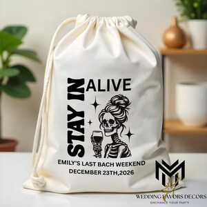 Torebka z upominkami „Stayin Alive Bachelorette”, Upominki na weekend kawalerski w kształcie szkieletu, Torebka z upominkami w kształcie szkieletu z winem, Upominek „Duch kawalerski”, Prezent dla upiornej panny młodej