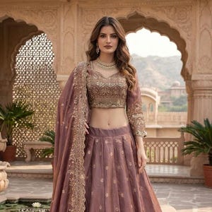Helt utsvängd Anarkali-klänning i krispigt siden för kvinnor | Broderat paljettarbete | Indisk festklädsel med hel ärm och Dupatta