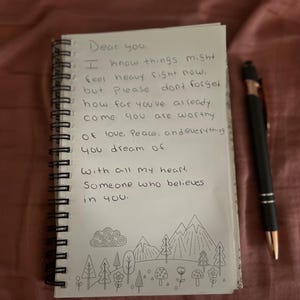Carta escrita personalizada: nota personalizada escrita a mano o impresa, de aliento, de amor, de disculpa o de regalo.