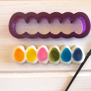 Påskägg i rad Kakform och Fondantform och Leraform med valfri schablon