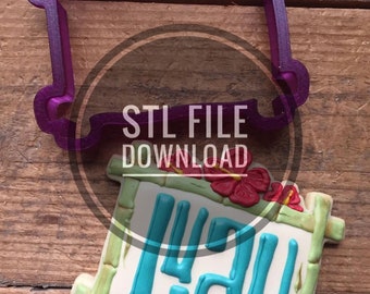 Puede incluir: Cortador de galletas de plástico morado en forma de pancarta con el texto "STL FILE DOWNLOAD" en blanco. Debajo del cortador se muestra una galleta decorada con bambú verde, flores rojas y la palabra "LULU" en azul.