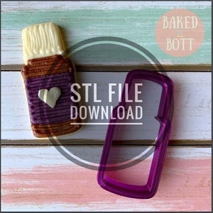 Peut inclure: Image d'un biscuit en forme de flacon d'huile essentielle, décoré de glaçage violet et marron et d'un cœur. À côté, un moule en plastique violet de la même forme. Le texte "STL FILE DOWNLOAD" est superposé à l'image.