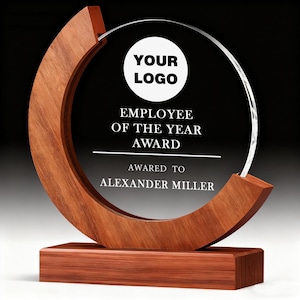 Puede incluir: Un premio al empleado del año con una cara de cristal clara y circular y un marco de madera en forma de media luna. El premio tiene el texto "YOUR LOGO" en la parte superior y "EMPLOYEE OF THE YEAR AWARD" debajo. La base es rectangular y de madera.