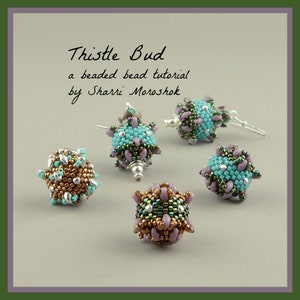 Puede incluir: Cuatro pendientes de capullo de cardo de cuentas en turquesa, oro y morado. Los pendientes son un tutorial de cuentas de cuentas de Sharri Moroshok.