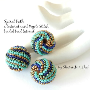 Puede incluir: Tres esferas de cuentas en punto de peyote. Las cuentas son turquesa, azul y oro. Las esferas están sobre una superficie blanca. El texto "Spiral Path" y "a textured swirl Peyote Stitch beaded bead tutorial" está por encima de las esferas. El texto "by Sharri Moroshok" está por debajo de las esferas.