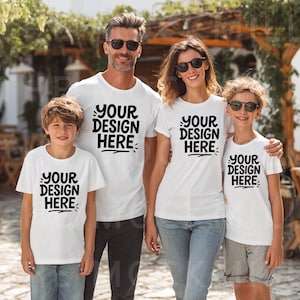 Può includere: Una famiglia di quattro persone indossa magliette bianche abbinate con la scritta "YOUR DESIGN HERE" in nero. Adulti e bambini indossano occhiali da sole. La famiglia è in piedi all'aperto davanti a uno sfondo sfocato.