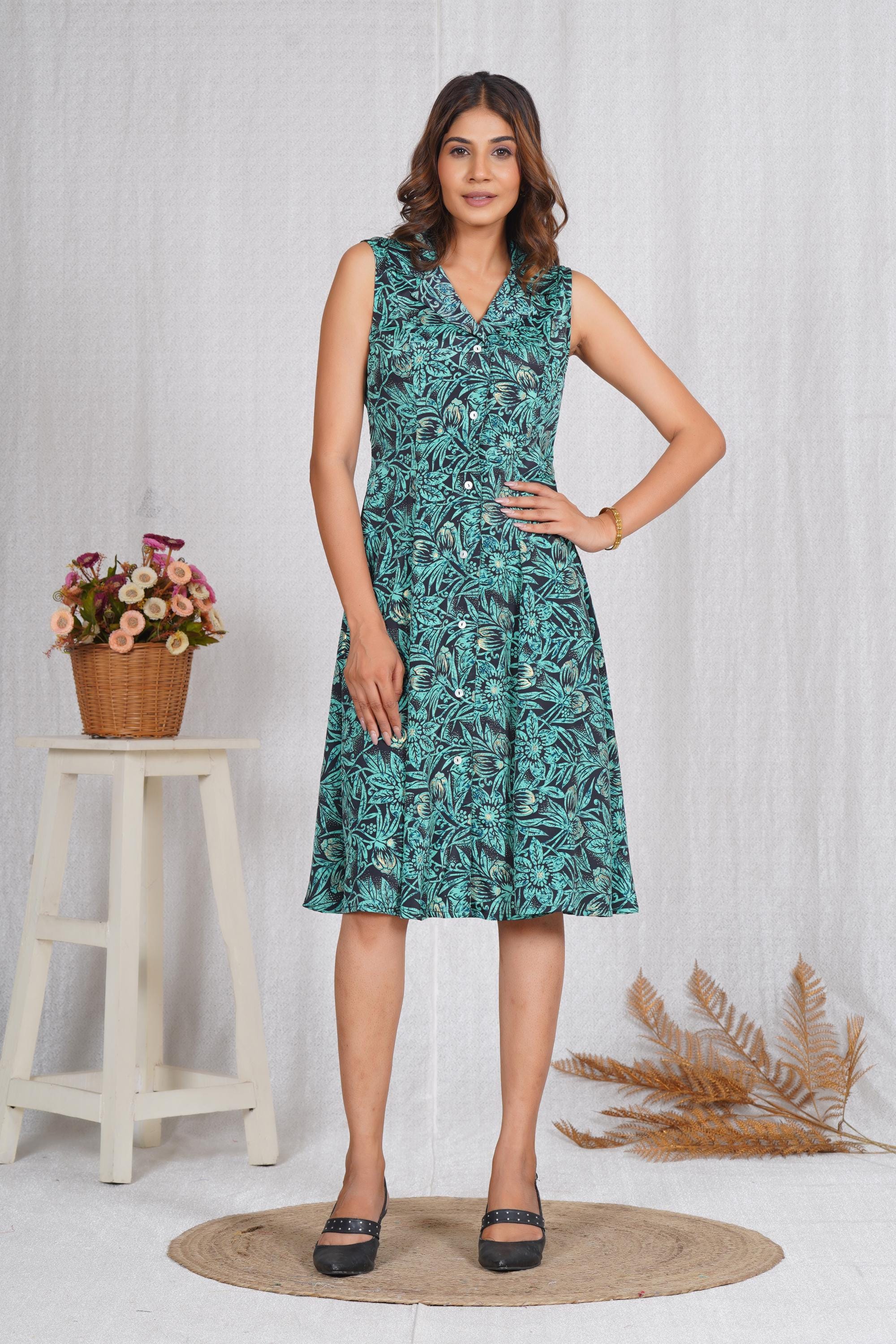  ターコイズブルー　ノースリーブドレス　カットワーク　花柄 ハンドメイドのターコイズビスコースドレス：花柄ノースリーブサマー