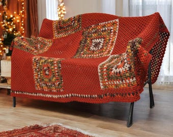Manta de lana de ganchillo cuadrada de abuela en tonos tierra rojos rústicos hecha a mano con acento decorativo estilo bohemio cottagecore