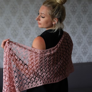 Elegant Dusty Pink Crochet Lace Shawl: Handmade Cotton Wrap with Geometric Openwork Pattern