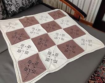Manta cuadrada de ganchillo hecha a mano estilo abuela, de algodón, con estampado de cuadros neutros, estilo rústico, ideal como regalo o decoración.