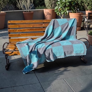 Coperta all'uncinetto in stile boho cottagecore con motivo a scacchiera grigio acquamarina, patchwork fatto a mano, accogliente decorazione