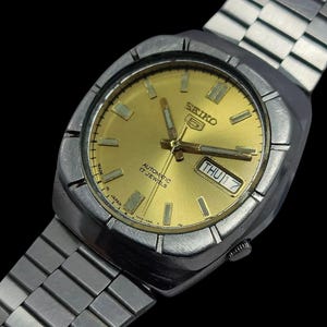 Vintage Seiko 5 Automatic Day/Date 17J ( Golden Dial ) Japan Men&#39;s Watch 7009