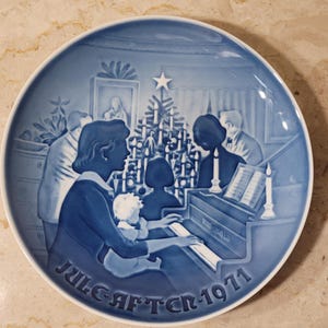 Bing & Grondahl Copenhagen Porcelain Denmark &quot;Christmas at Home&quot; Plate, Christmas Decor