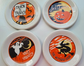 Juego de 4 platos de postre retro de Halloween de Pottery Barn de principios de la década de 2000 con diseño de fantasmas, brujas y calabazas de Halloween.
