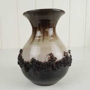 ラグナル・キャルタンソン作、グリットHFアイスランド製溶岩陶器：手作りの茶色、黒、白のストーンウェア花瓶