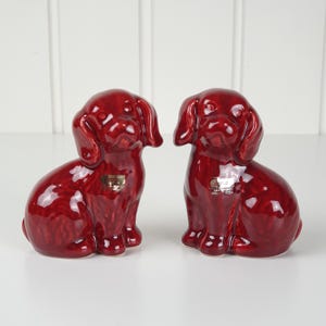 Guldkroken Hjo Sverige Keramikhundar – Par Skandinaviska Vinröd Vintage Hundfigurer
