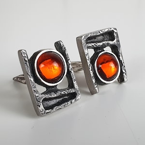 Boutons de manchette brutalistes en étain de Bengt Blomqvist : bijoux scandinaves des années 70 ornés de pierres en verre orange